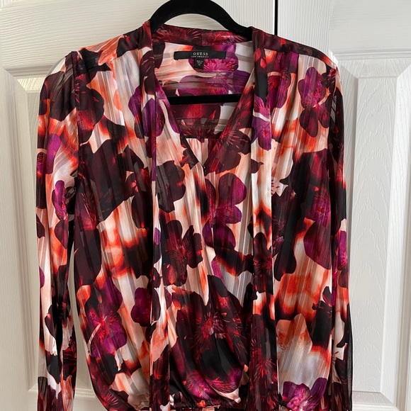 Guess Gorgeous vibrant blouse - Picture 3 of 5